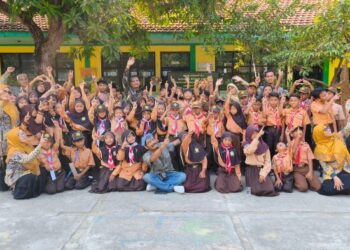 Tak Sekadar Kenalan Sekolah, MPLS SDN 247 Gresik Ajarkan Siswa Menulis Puisi