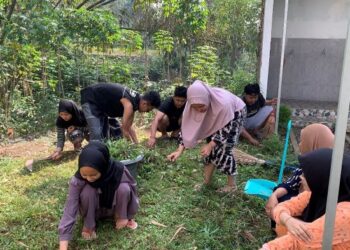 Sambut HUT ke-81 RI, KKN Unira Bersihkan Punden Desa Kidal