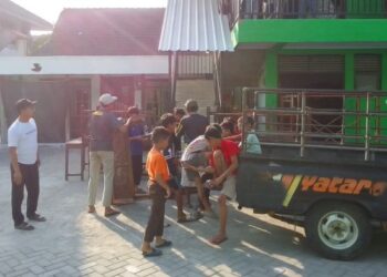 Kurangi Ketergantungan Gadget, Siswa MI Al-Karimi Gresik Diajak Gotong Royong