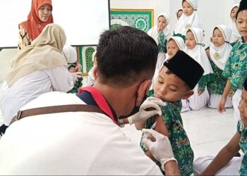Puskesmas Mentaras Jemput Bola Periksa Kesehatan Murid MI Al-Karimi Gresik