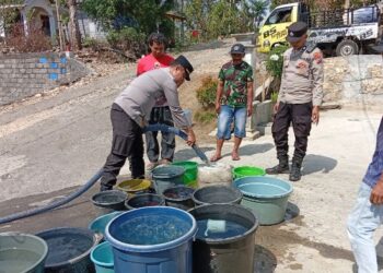 Warga Bantur Kekurangan Air Bersih, Polres Malang Kirim 4.000 Liter