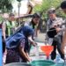 Warga Pandanan Gresik Kesulitan Air Bersih, Polisi Turun Tangan