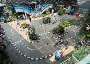 Anak-anak Gresik Belajar Rambu Lalu Lintas Sambil Bersepeda