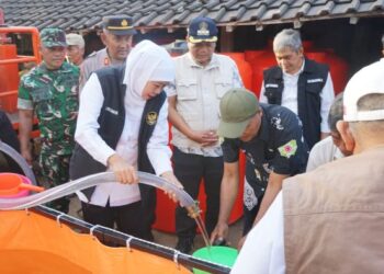 Bakorwil Malang Dampingi Gubernur Jatim Salurkan Air Bersih dan Pasar Murah di Blitar