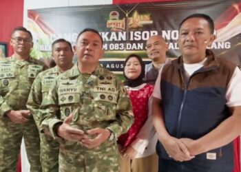 Meja Remi Jadi Ruang TNI dan Wartawan Lepas Sekat Formal