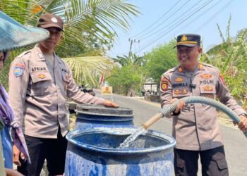 Sisihkan Gaji, Polisi Panceng Kirim Tiga Tangki Air ke Warga Surowiti