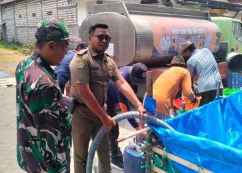 Kekeringan di Balongpanggang Gresik, Trantib dan BPBD Salurkan Air Bersih