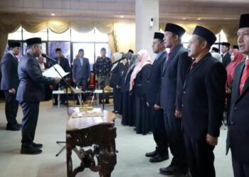 Bupati Gresik Lantik 25 Pejabat, Diskoperindag Jadi Perhatian