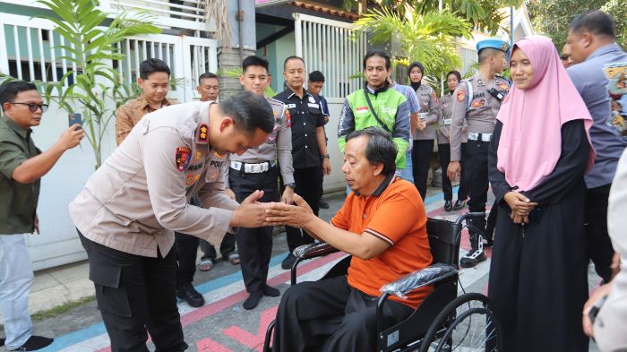 Ojol Korban Kecelakaan di Gresik Dapat Kursi Roda dan Modal Usaha