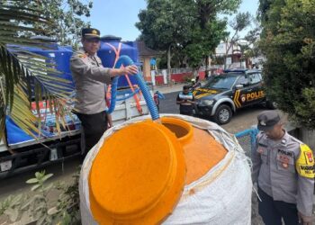 Kekeringan Sejak Agustus, Polsek Sumberpucung dan PJT 1 Suplai Air ke 150 KK