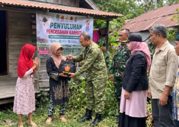 Cegah Karhutla, TNI Door to Door Edukasi Warga Kabupaten Sambas