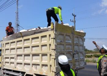 Truk Tanpa Terpal Ditilang di Jalan Deandles Gresik
