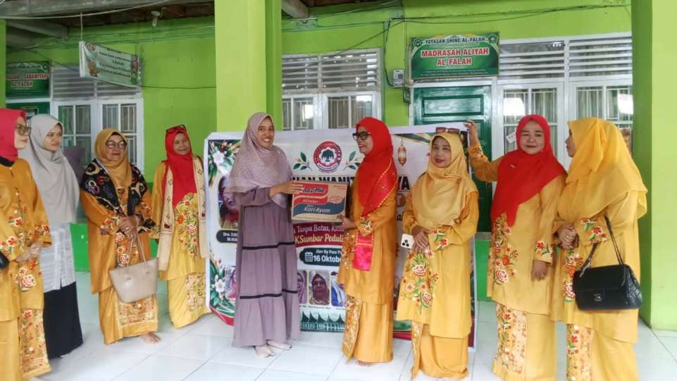 HWK Sumbar Salurkan Sembako dan Kenalkan Adat Minangkabau ke Anak Panti