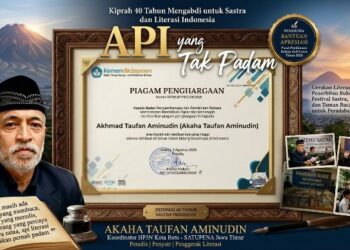 Sastrawan Akaha Taufan Aminudin Terima Penghargaan 40 Tahun Dedikasi Sastra