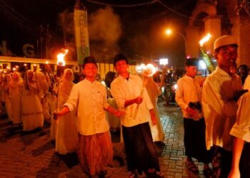 Kirab Obor Hari Santri, Ponpes Al Muniroh Ujungpangkah Bagikan Uang Koin Rp 2,226 Juta