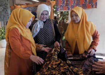 ASTON Gresik Tampilkan Batik Lokal dengan Gaya Fesyen Kekinian