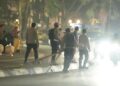 Usai Demo, Polisi dan DLH Bersihkan Bundaran Tugu Kota Malang