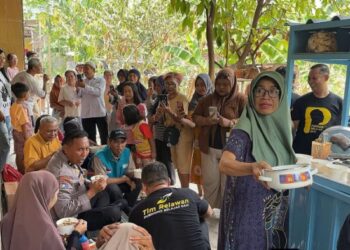 Nurul Hayat dan Ipda Purnomo Bantu Modal Usaha Warga Gresik Terlilit Utang