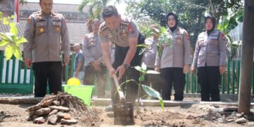 Green Policing, Polresta Malang Kota Tanam Pohon Buah untuk Warga