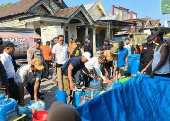 315 KK di Gresik Krisis Air, 7 Tangki Bantuan Dikirim ke Desa Ganggang