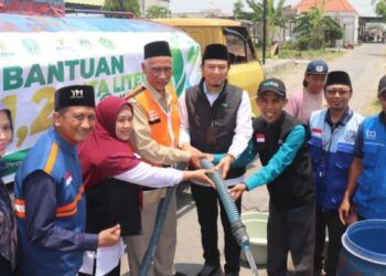 Kemenag dan Baznas Gresik Salurkan Air Bersih untuk Warga