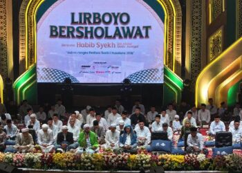 Lirboyo Bersholawat, Gus Qowim Ajak Warga Perkuat Cinta Rasulullah