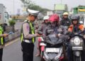 Polisi di Gresik Bagi Cokelat ke Pengendara, Sosialisasikan Tertib Lalu Lintas