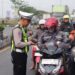 Polisi di Gresik Bagi Cokelat ke Pengendara, Sosialisasikan Tertib Lalu Lintas