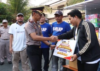 Polres Malang Salurkan 30 Rombong UMKM untuk Aremania