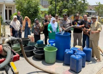 Polsek Duduksampeyan Salurkan Air Bersih untuk Warga Tumapel