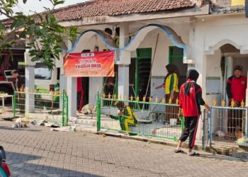 Pramuka Dukun Bersihkan dan Cat Musala di Desa Imaan