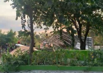 Satpol PP Gresik Bongkar Bangunan dan Makam Buatan di Aset Pemkab