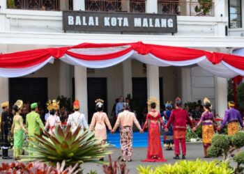 Pemuda Kota Malang Bergandengan Tangan Bentuk Setengah Lingkaran saat Sumpah Pemuda