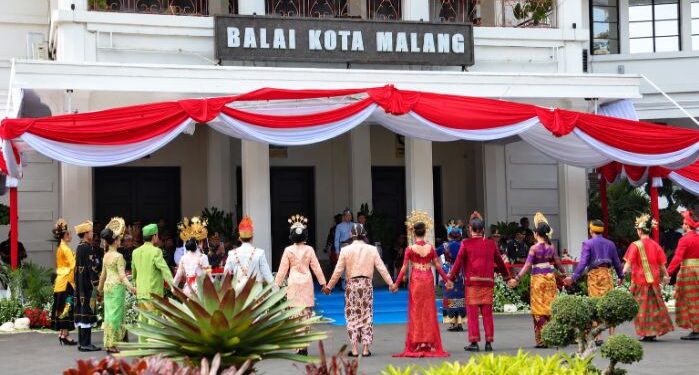 Pemuda Kota Malang Bergandengan Tangan Bentuk Setengah Lingkaran saat Sumpah Pemuda