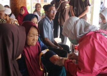 BEM Unair Cek Kesehatan Gratis Lansia di Ngajum Malang, Diapresiasi Warga