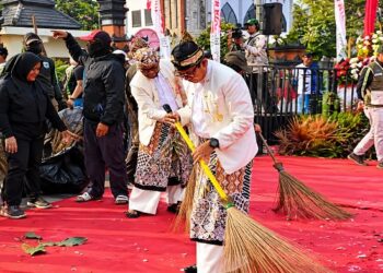 Usai Karnaval, Wali Kota dan Wakil Wali Kota Batu Turun Sapu Jalan